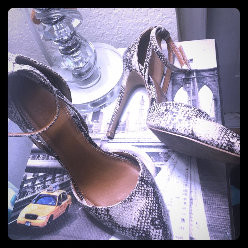Beautiful Snake Print Heels!